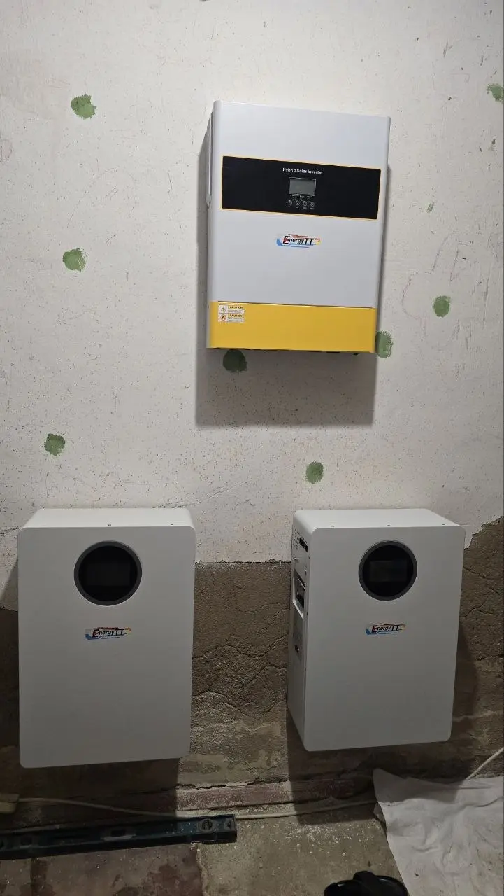 Монтаж инвертора и двух аккумуляторов EnergyTT
